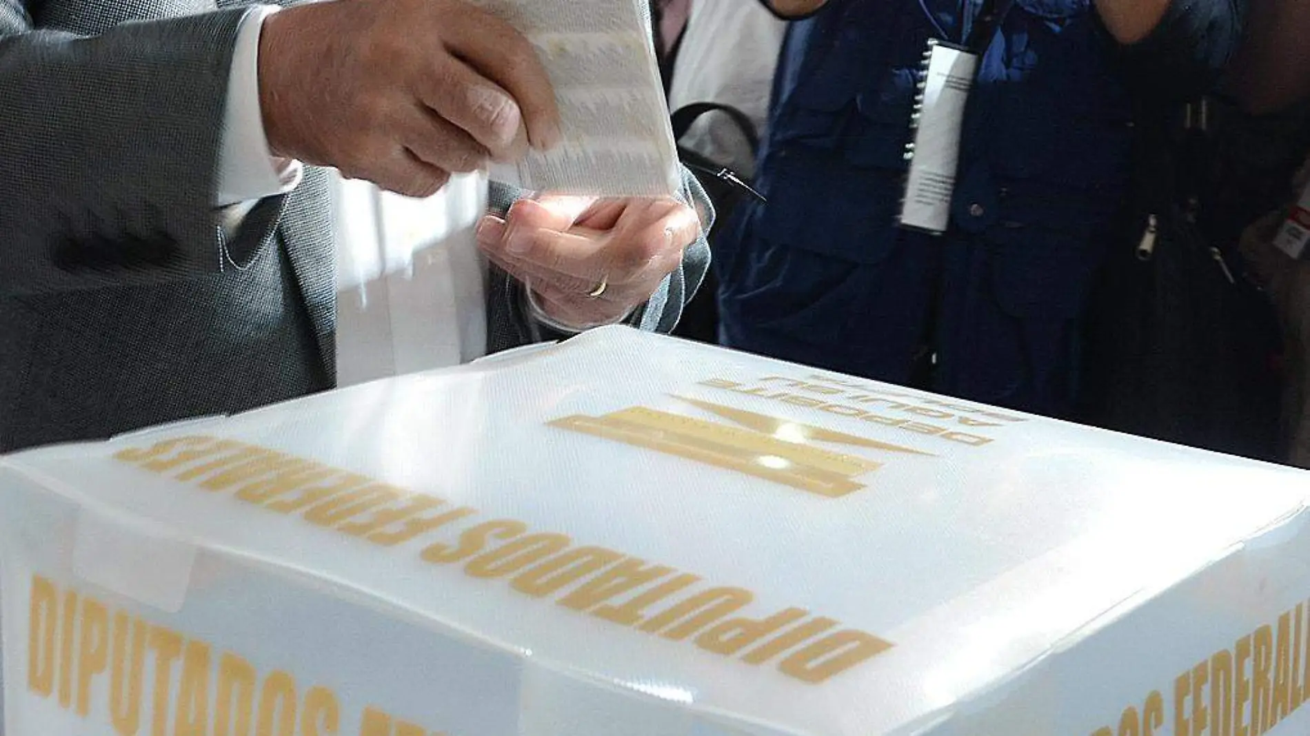 Persona insertando su voto en la urna